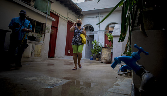 En la ciudadela ubicada en Reina #308, en Centro Habana, además de sustituir la línea hidrosanitaria principal, se arreglaron y pintaron las paredes. Foto: Ismael Francisco/ Cubadebate.