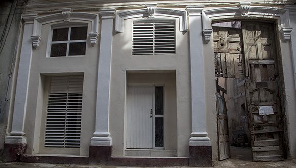 Fachada de una de las viviendas próximas a entregar a personas que hoy viven en albergues en la capital habanera. Foto: Ismael Francisco/ Cubadebate.