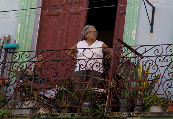 Vecinos de una de las ciudadelas de La Habana. Foto: Ismael Francisco.