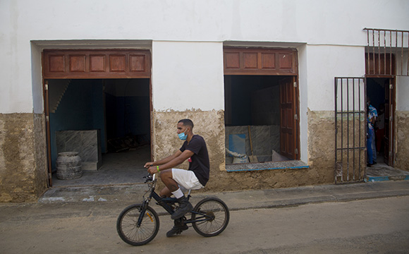 Fachada de la bodega conocida por Seis Puertas, en el Consejo Popular "Los Sitios", Centro Habana. Foto: Ismael Francisco/ Cubadebate.