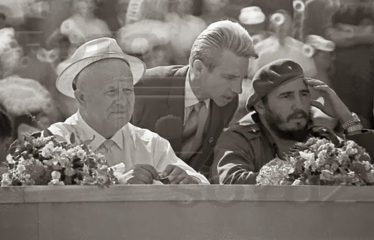 http://media.cubadebate.cu/wp-content/uploads/2021/10/Leonov-traduce-a-Fidel-1963.jpg