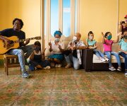 Integrantes del proyecto "A Cuba hay que quererla" junto a niños sin amparo familiar de La Habana. Foto: Hazeem Velazquez.