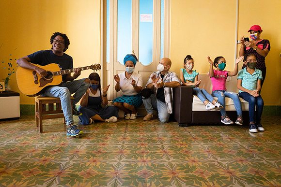 Integrantes del proyecto "A Cuba hay que quererla" ofrecieron muestras de cariño a los niños sin amparo familiar de La Habana, durante su visita a las instituciones asistenciales que acogen a estos menores. Foto: Hazeem Velazquez.