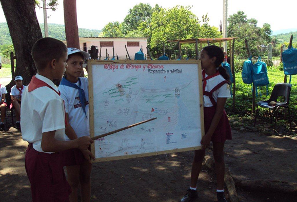 Comunidad en alerta temprana, revisando los mapas de riesgo, Cuba. Foto: PNUD Cuba.