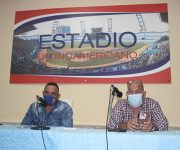 Juan Reinaldo Pérez Pardo, Comisionado Nacional de Beisbol y Roberto Ramírez, jefe de prensa del Inder. Foto: Boris Luis Cabrera/ Cubadebate.