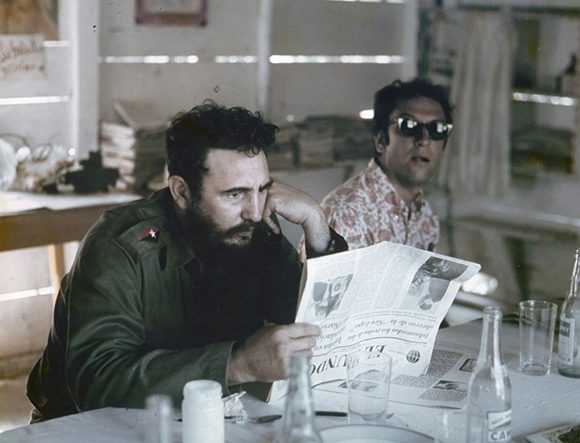 Saul Landau, periodista, escritor, realizador de documentales y académico estadounidense, se sienta con el líder cubano, Fidel Castro, en 1968. Foto: Cortesía de la familia Landau.