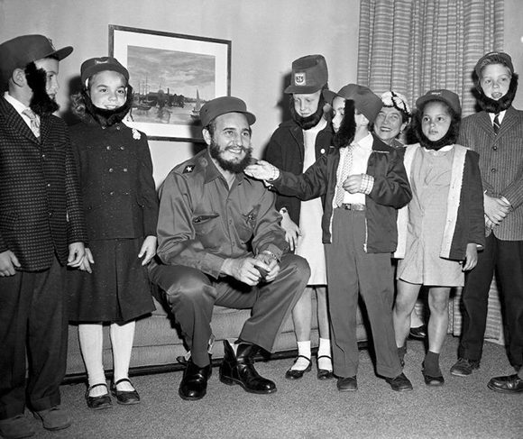 El 24 de abril de 1959, Fidel Castro visita una escuela de Queens, en Nueva York. Foto: Archivo.