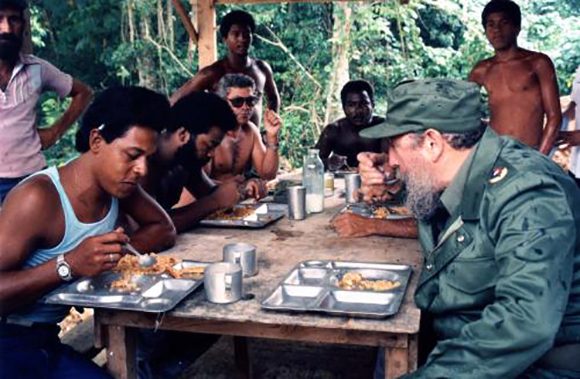 Fidel junto a trabajadores del contingente Blas Roca, 6 de noviembre de 1988. Foto: Archivo.