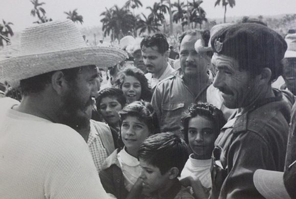 Fidel participa en los cortes de caña con cientos de maestros voluntarios, muchos de ellos pertenecientes a la escuela “Reparto Siboney”. Cooperativa Enrique Hart, Central Camilo Cienfuegos, 12 de febrero de 1961. Foto: Alberto Korda.
