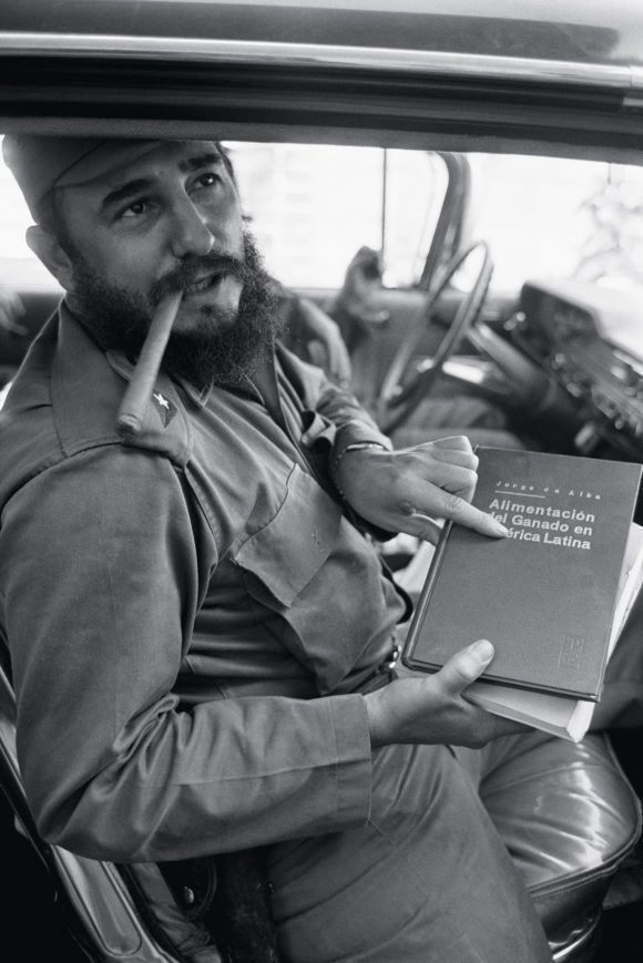 Fidel en el auto con un libro sobre Alimentación del ganado en América Latina, del mexicano Jorge de Alba, 1964. Foto: Lee Lockwood.