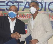 Lanzador Frank Abel Álvarez, junto a Yosvany Aragón, Vicepresidente de la Federación Cubana de Béisbol. Foto: Boris Luis Cabrera/ Cubadebate.