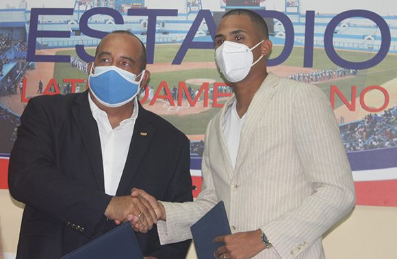Lanzador Frank Abel Álvarez, junto a Yosvany Aragón, Vicepresidente de la Federación Cubana de Béisbol. Foto: Boris Luis Cabrera/ Cubadebate.