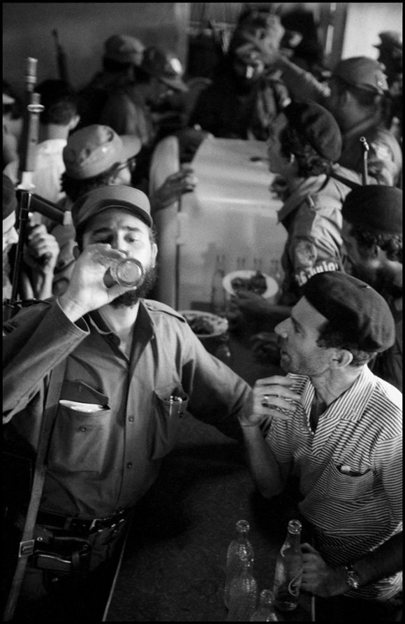 Fidel Castro se detiene a tomar un refresco en una gasolinera. Foto: Burt Glinn.