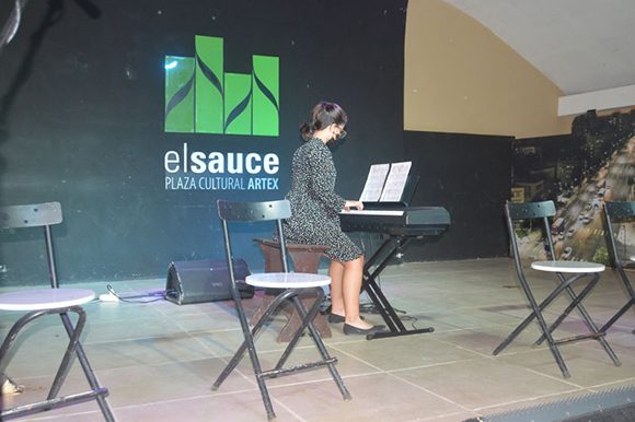 Patricia Dot Formell, ejecutó al piano Pequeño momento musical cubano, de la autoría de Andrés Alen. Foto: Marianela Dufflar.