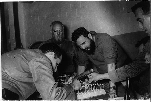 Fidel en su cumpleaños 51, con oficiales de las FAR, el 13 de agosto 1977. Foto: Archivo.