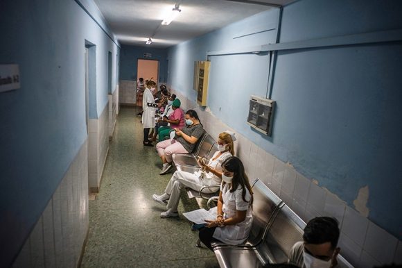 Los trabajadores de la salud que participan en un ensayo de fase III esperan recibir una inyecci%C3%B3n de Soberana 02 en marzo. Cr%C3%A9dito Ramon Espinosa AP