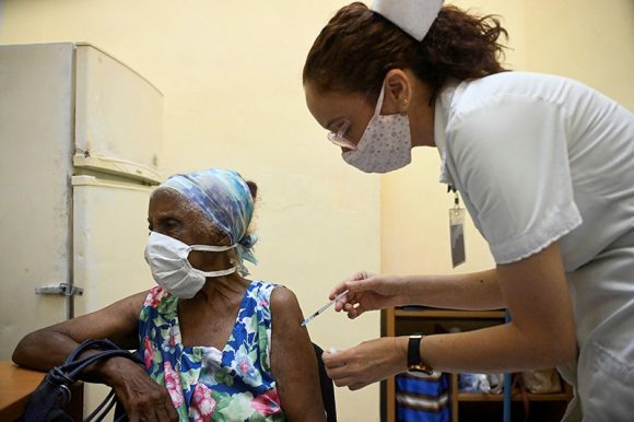 Un trabajador de la salud vacuna a una mujer con la vacuna Abdala en agosto. AFP