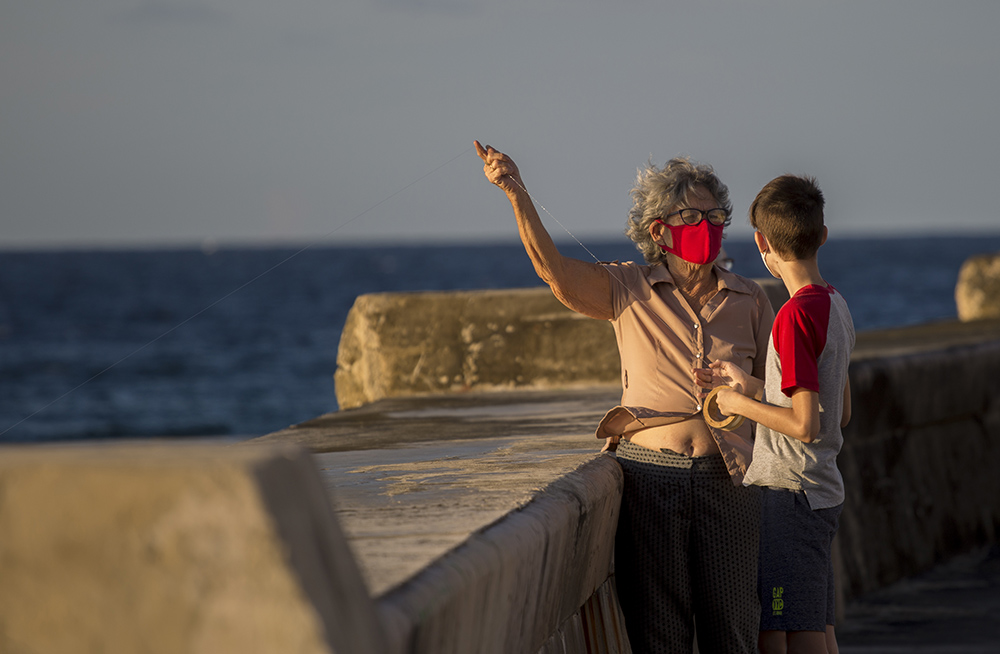 Abuela enseña a su nieto a pescar en el malecón habanero. Foto: Ismael Francisco/ Cubadebate.