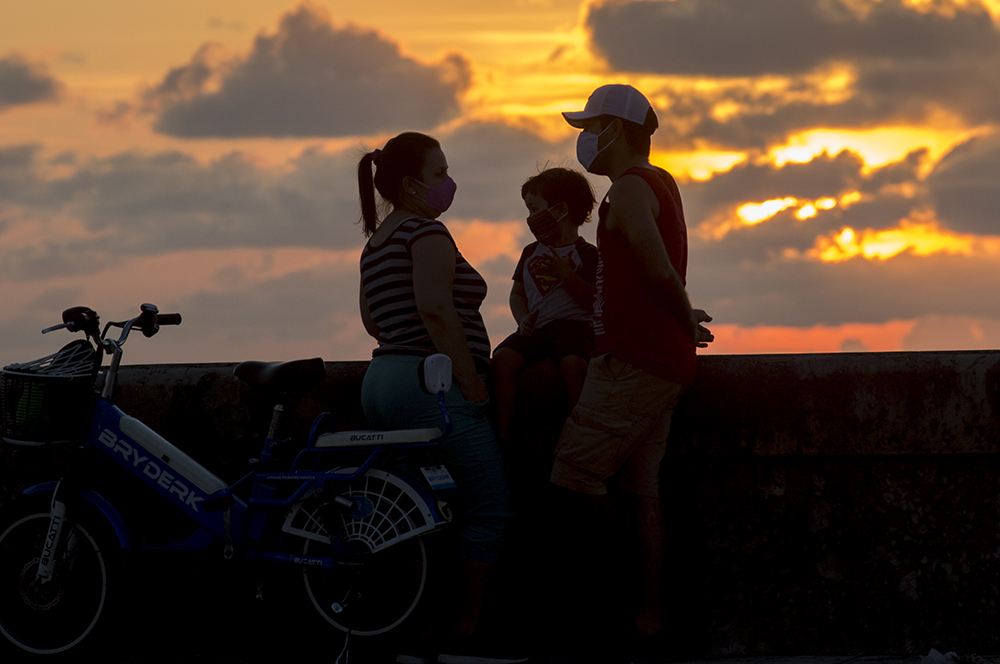 Familia cubana disfruta del atardecer en el Malecón de La Habana. Foto: Ismael Francisco/ Cubadebate.