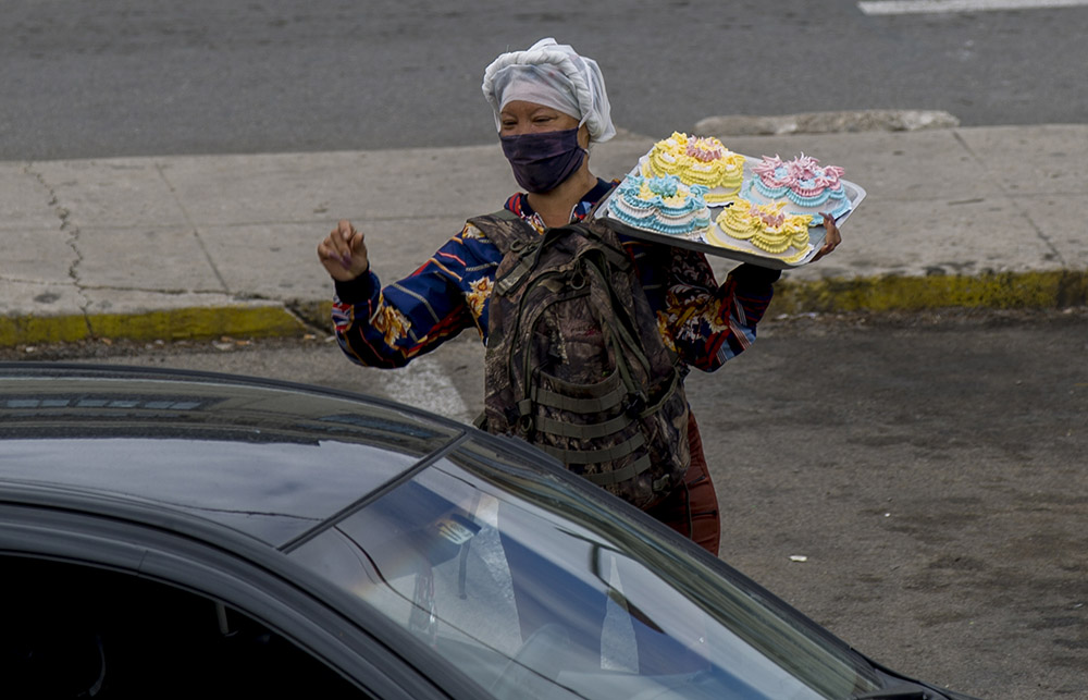 Una mujer cubana pregona la venta de pasteles, mientras camina por las calles. Foto: Ismael Francisco/ Cubadebate.