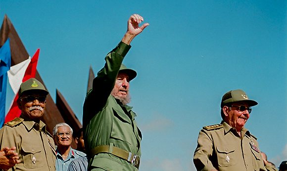 Fidel Castro durante el acto por el 45 aniversario del desembarco de los expedicionarios del Granma y el nacimiento de las Fuerzas Armadas Revolucionarias (FAR), Santiago de Cuba, 2 de diciembre de 2001. Foto: Fidel Soldado de las Ideas.