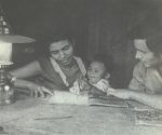Una de las miles de familias cubanas que fueron alfabetizadas durante la Campaña. Foto: Archivo.