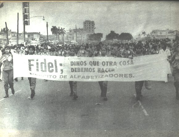 Desfile del 22 de diciembre de 1961, día de la declaración de Cuba como país libre de analfabetismo. Foto: Archivo.