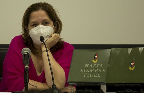 Rosa Mirian Elizalde en una nueva presentación de su libro Hasta Siempre Fidel. Foto: Ismael Francisco/ Cubadebate.