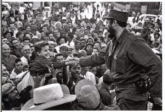 Fidel saluda al pueblo durante su entrada triunfal a La Habana. Foto: Caravana de La Libertad/Libro de Luis Báez y Pedro de la Hoz.