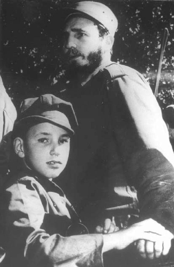 Fidel se reencuentra con su hijo Fidelito en La Habana. Foto: Caravana de La Libertad/Libro de Luis Báez y Pedro de la Hoz.
