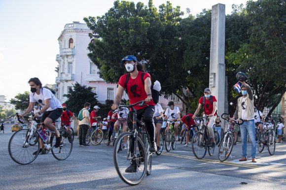 Desde ese sitio partió una “bicicletada” de unos 20 kilómetros hasta la Universidad de Ciencias Informáticas (UCI), en homenaje a la efeméride. Foto: Panchito González/ Prensa Latina