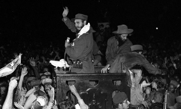 Tres palomas de una casa cercana comenzaron a revolotear alrededor de Fidel Castro durante su discurso. Foto: Perfecto Romero.