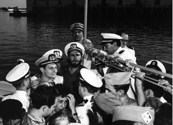 Dos años, un mes y seis días después de haber desembarcado en Las Coloradas, Fidel regresa al Granma. Foto: Caravana de La Libertad/Libro de Luis Báez y Pedro de la Hoz.