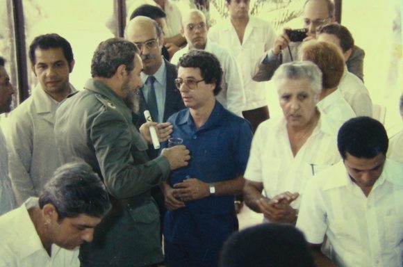 En 1986, Fidel junto a Frei Betto y un grupo de científicos cubanos en la Inauguración del Centro de Ingeniería Genética y Biotecnología de La Habana. Foto: Fidel Soldado de las Ideas.
