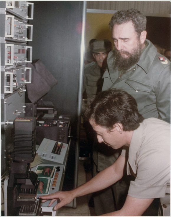 En 1981, momento en que se le explica al Comandante en Jefe Fidel Castro en que consistía la tecnología SUMA y sus posibilidades, como parte de una exposición de resultados avanzados de las investigaciones en las Ciencias Médicas. Foto: Cortesía de José Luis Fernández Yero.