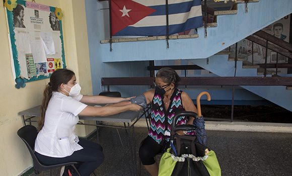 Vacunación a convalecientes de Covid-19, con la vacuna Soberana Plus, en la secundaria básica Briones Montoto del municipio Cerro, en La Habana. Foto: Ismael Francisco/ Cubadebate.
