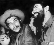 Camilo y Che intercambian sombrero y boina. Foto: Perfecto Romero.