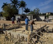 La construcción de viviendas, el servicio de agua potable y la promoción cultural son los principales frentes de transformación en El Fanguito. Foto: Ismael Francisco/ Cubadebate.