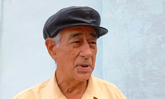 Con 81 años, Lázaro atiende vigilancia en su CDR y es coordinador de zona en el municipio capitalino de Boyeros. Foto: Ismael Francisco/ Cubadebate.