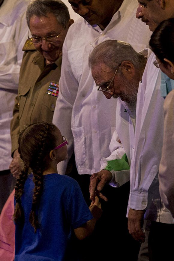 Fidel conversa con una niña de La Colmenita durante la celebración de su 90 cumpleaños. Foto: Ismael Francisco/ Cubadebate.