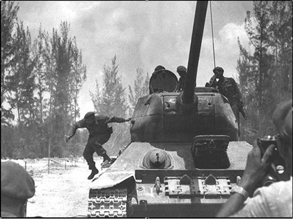 fidel 1961 bajandose de un tanque