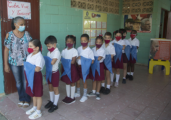 Niños que hoy recibieron la pañoleta azul. Foto: Ismael Francisco/ Cubadebate.