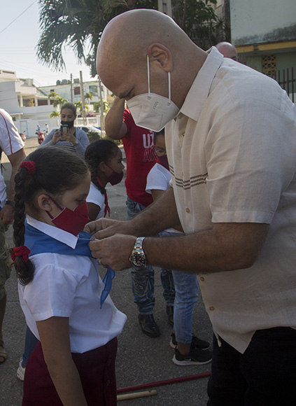 Gerardo le anuda la pañoleta a su hija Gema. Foto: Ismael Francisco/ Cubadebate.