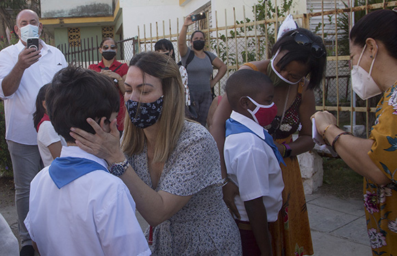 El cariño de mamá, después de poner la pañoleta a su hijo. Foto: Ismael Francisco/ Cubadebate.