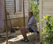 Emelina Rodríguez está feliz porque a su hija, madre de 5 niños, entregaron un módulo gratis de muebles y le construirán una vivienda. Foto: Ismael Francisco/ Cubadebate.