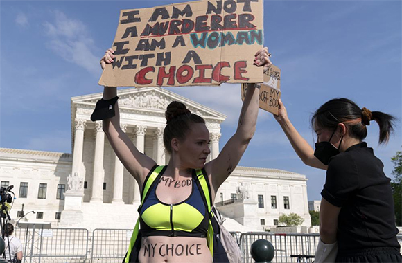 Decisión legal que restringiría derecho constitucional al aborto planea sobre panorama electoral en EEUU