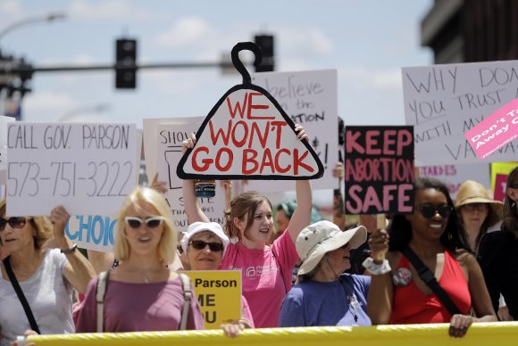 Califica la Casa Blanca como “catastrófico” fallo de Arizona sobre el aborto