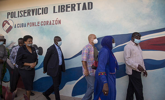 Diplomáticos africanos en Cuba, visitaron junto con el coordinador nacional de los CDR, Gerardo Hernandez Nordelo, el Barrio Libertad, en La Lisa. Foto: Ismael Francisco/ Cubadebate.