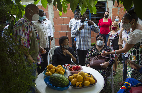 Diplomáticos africanos junto al coordinador nacional de los CDR, en el patio de Yolenny y Eriberto, en el Barrio Libertad, en La Lisa. Foto: Ismael Francisco/ Cubadebate.