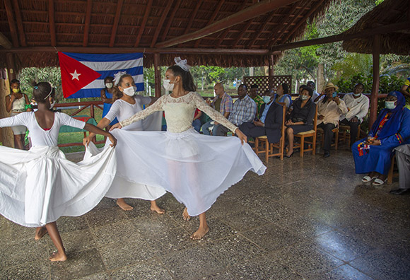 Niñas de Barrio Libertad, en La Lisa. danzan en homenaje el Día de África, próximo a celebrarse. Foto: Ismael Francisco/ Cubadebate.